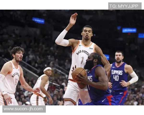 文班亚马新秀赛季表现惊艳场均20分10篮板3盖帽遥遥领先